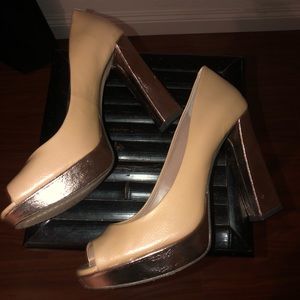 Never worn Vince Camuto Tan/metalic shoes size 10M